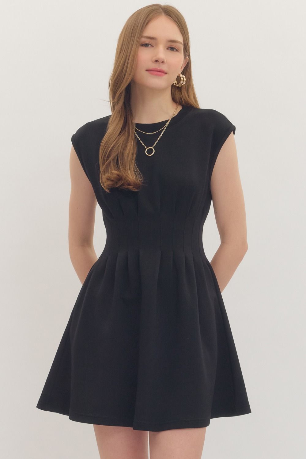 Short fitted travel dress